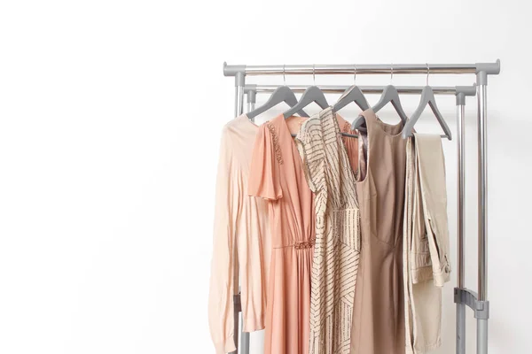 Şık elbise, kazak, pantolon ve diğer moda kıyafetleri pastel bej rengi. Bahar temizliği gardırobu. Boşluğu kopyala