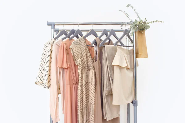 Elegáns ruha, pulóver, nadrág és más divat ruhát pasztell bézs színű. Tavaszi takarítás otthon szekrény. — Stock Fotó