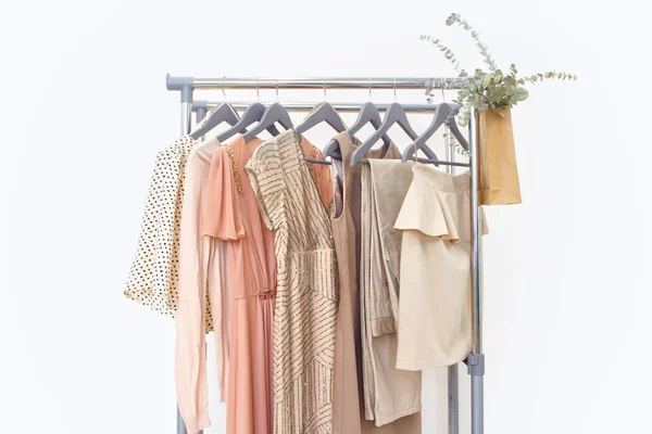 Şık elbise, kazak, pantolon ve diğer moda kıyafetleri pastel bej rengi. Bahar temizliği gardırobu..