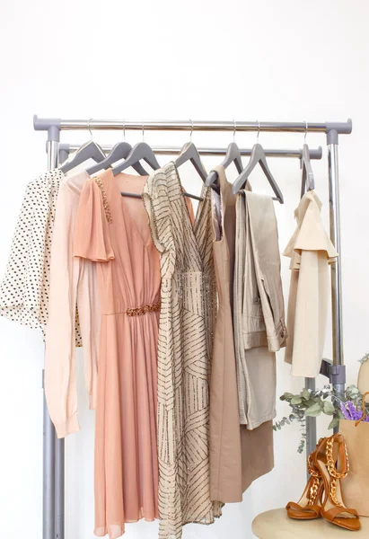 Şık elbise, kazak, pantolon ve diğer moda kıyafetleri pastel bej rengi. Bahar temizliği gardırobu..