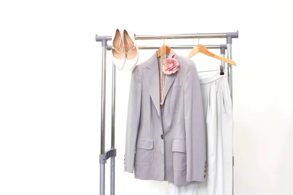 Minimales Modekonzept. Frauenkleidung auf Kleiderbügel auf weiß. Modeblog, Website, Social-Media-Helden-Header. — Stockfoto