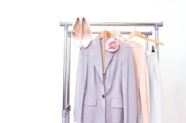 En düşük moda kıyafetleri konsepti. Kadın kıyafetleri beyaza asılıyor. Moda blogu, web sitesi, sosyal medya kahraman başlığı.