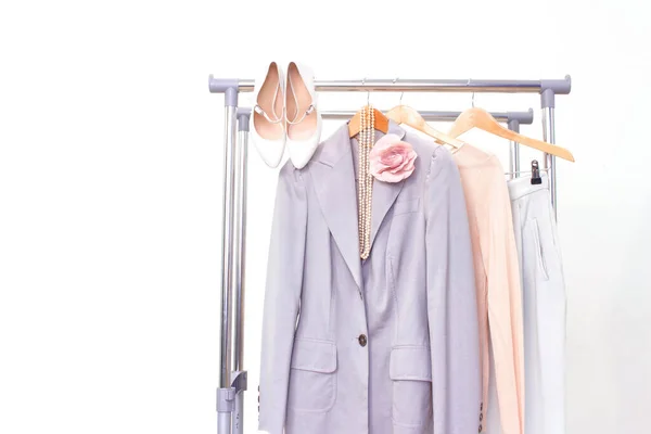 En düşük moda kıyafetleri konsepti. Kadın kıyafetleri beyaza asılıyor. Moda blogu, web sitesi, sosyal medya kahraman başlığı.