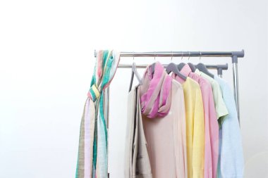 Temel kadın kıyafetleri. Bahar elbisesi. Mağaza, satış, moda konsepti.