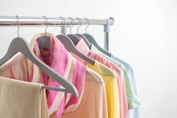 Grundlegende weibliche Kleidung. Frühlings-Sommer-Outfit. Geschäft, Verkauf, Modekonzept. — Stockfoto