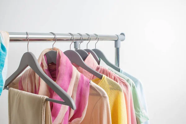 Frühjahrsmode Pastellfarbene Kleidung Auf Schienen Frauen Bunte Helle Frühlingskleidung Satz — Stockfoto