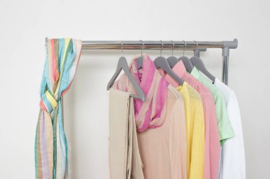 Temel kadın kıyafetleri. Bahar elbisesi. Mağaza, satış, moda konsepti.