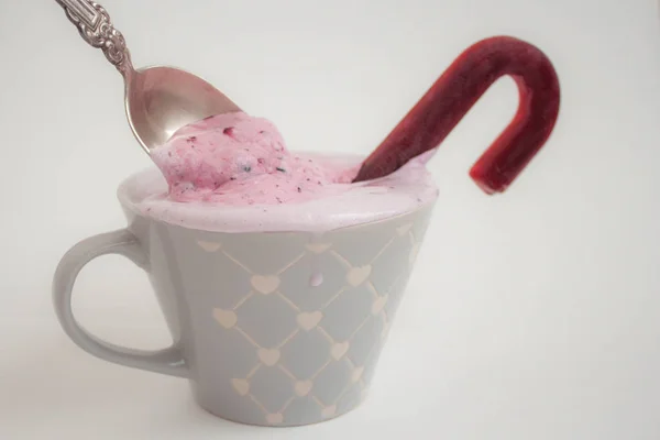 Berry Růžová Zmrzlina Šedé Pohár Krásnou Ledovou Výzdobou — Stock fotografie