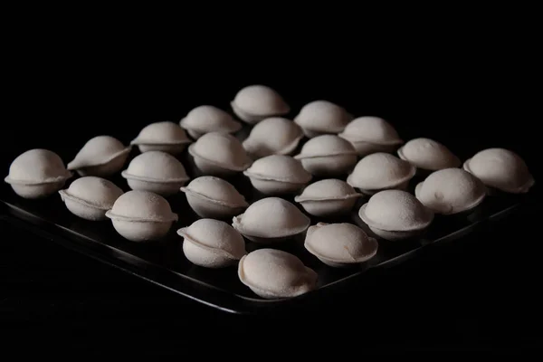 Dumplings Branco Congelado Fundo Preto Mentira Uma Placa Preta — Fotografia de Stock