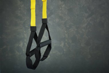 Kayışlar eğitim döngüsü ekipmanı. Gri arka planda siyah döngü fonksiyonel eğitim ekipmanları. Spor aksesuarları. Sağlık için spor ve spor malzemeleri.