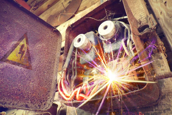 Paslı elektrik destek kutuları. Endüstriyel geçmiş. Aşırı yüklenmiş elektrik devresi sigortanın bozulmasına neden oluyor. Elektrik kısa devresi ya da elektrik kesintisi elektrik kablolarının yanmasıyla sonuçlandı