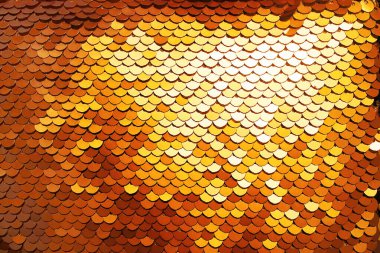 Lüks altın arka plan. Soyut doku altın sequins yakın-up ile ölçekler. Kumaş, makro parlak sequins ile Glamor Arkaplan. Kumaş üzerinde altın payetler rengi ile soyut arka plan.