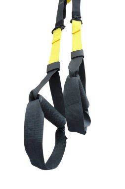 Beyaz arka planda siyah trx döngüsü fonksiyonel eğitim ekipmanları izole edildi. Spor aksesuarları, üst manzara. Sağlık için spor ve spor malzemeleri.