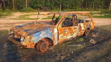 Çöl manzarasında kaza yapmış. Araba kazadan sonra yanıyor, kaza oldu, kimse yaralanmadı, itfaiyeciler yolda..