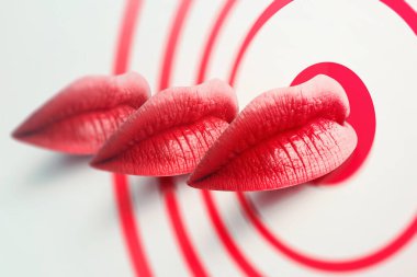 Kırmızı dudak oku hedef tahtanın ortasına isabet etti. Seksi dudaklar, kız gülüşü, kadın ağzı. 3d illüstrasyon.
