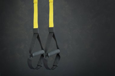 Kayışlar eğitim döngüsü ekipmanı. Gri arka planda siyah döngü fonksiyonel eğitim ekipmanları. Spor aksesuarları. Sağlık için spor ve spor malzemeleri.