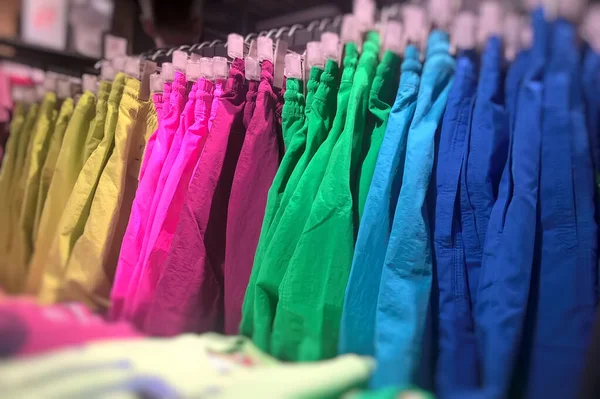 Roupas de moda no rack de roupas - armário colorido brilhante. Fechar — Fotografia de Stock