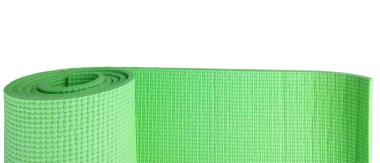 Yarı yuvarlanmış yoga minderi beyaz arka planda izole edilmiş. Fitness ve sağlık. Yoga ve pilates. Egzersiz ekipmanları.