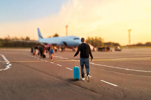 Turist Yolcusu Havaalanından Uçağa Biniyor Terminalden Uçağa Yürüyor — Stok fotoğraf