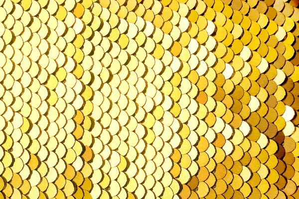 豪华金黄背景。抽象纹理鳞片与黄金续集特写。魅力背景与闪亮的续集织物上, 宏。抽象背景与金亮片颜色在织品. — 图库照片