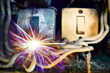 Eski elektrik destek kutuları. Endüstriyel geçmiş. Aşırı yüklenmiş elektrik devresi sigortanın bozulmasına neden oluyor. Elektrik kısa devresi, elektrik kesintisi elektrik kablolarının yanmasıyla sonuçlanmış.