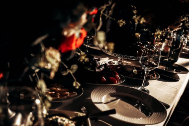 Gün batımında bir restoranda yemek bekliyorum.