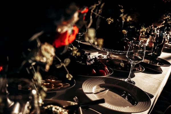 Gün batımında bir restoranda yemek bekliyorum.