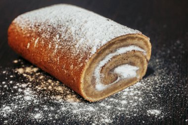 Şekerli taze sünger keki serpilmiş.