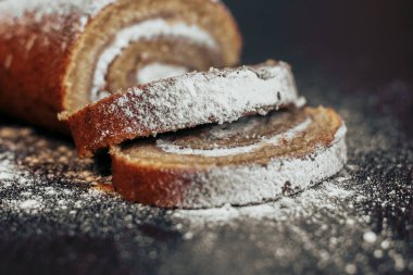 Şekerli taze sünger keki serpilmiş.