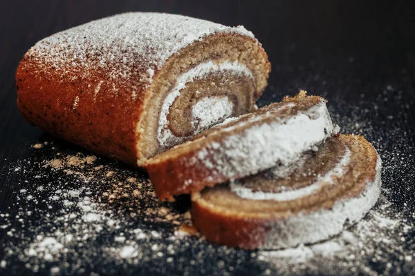 Tort proaspăt de burete presărat cu zahăr din gheață — Fotografie, imagine de stoc