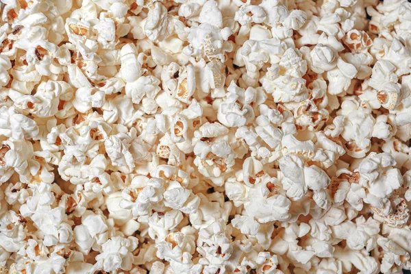 Popcorn frais croustillant salé éparpillé, fond de texture — Photo