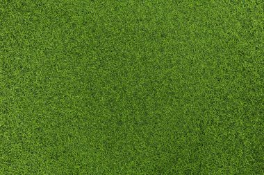 Plastikten yapılmış yapay yeşil çimenlerin kusursuz dokusu