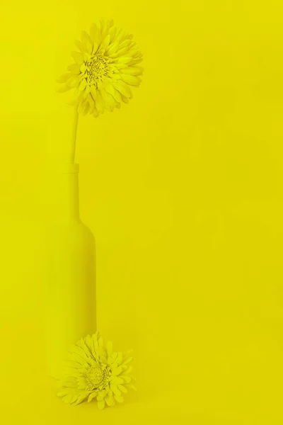 黄色の背景にワインと花のボトルと黄色の静物画 — ストック写真