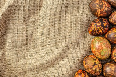 Sıcak renklerde renkli Paskalya yumurtaları