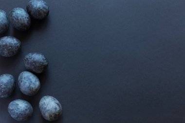 Paskalya renkli siyah yumurtalar masanın üzerine saçılmış.