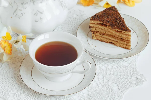 Thé dans une tasse blanche gros plan sur un fond blanc — Photo