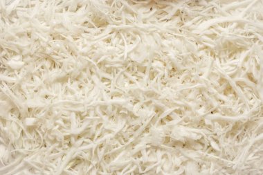 Dilimlenmiş taze lahana masaya serilmiş.