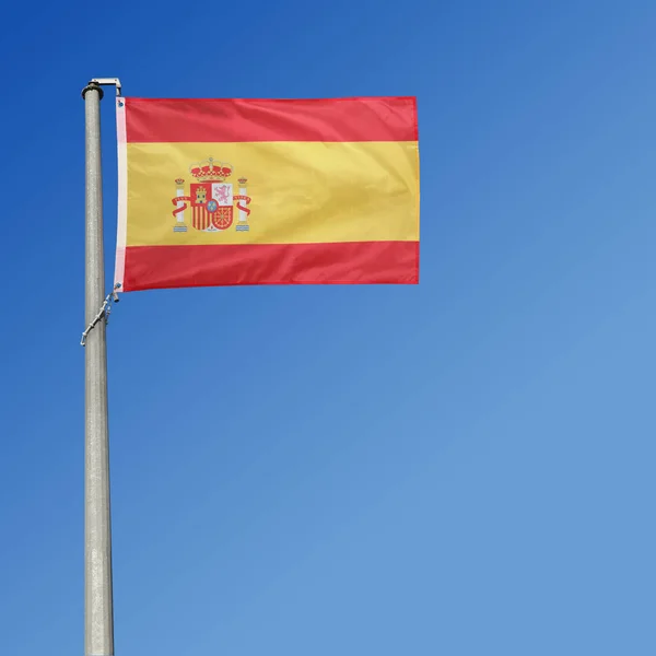 Σημαία Της Ισπανίας Στον Γαλάζιο Ουρανό — Φωτογραφία Αρχείου