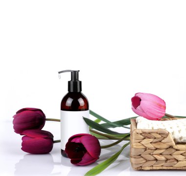 Spa natürmort spa yağı, deniz tuzu ve üzerinde beyaz izole çiçek