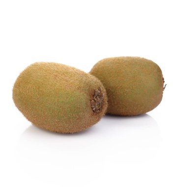 Beyaz arkaplanda yalıtılmış Kivi meyvesi