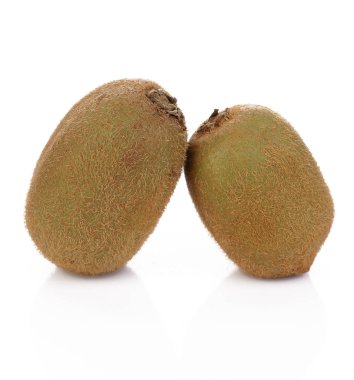 Beyaz arkaplanda yalıtılmış Kivi meyvesi