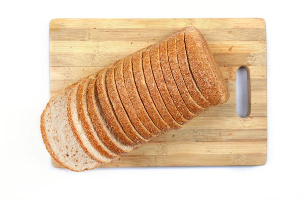 Gut Geschnittenes Brot Auf Dem Schneidebrett — Stockfoto