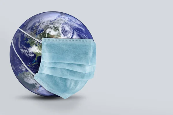 Wereld Draagt Een Masker Corona Virusaanval Beschermen Wereld Geïsoleerd Witte — Stockfoto