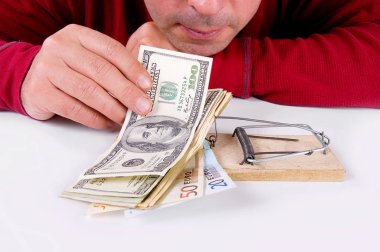 İş kavramı. Adam parayı kredi fare kapanı tuzağına yem olarak alır