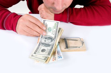 İş kavramı. Adam parayı kredi fare kapanı tuzağına yem olarak alır