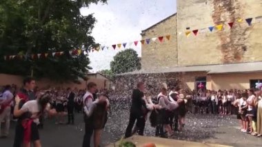 Odessa, Ukrayna - 30 Mayıs 2014: güzel zarif çocuk okul çocukları okul tatilleri kutlama töreninde. Okul zili