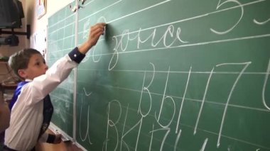 Odessa, Ukrayna - 30 Mayıs 2014: okul çocukları tahtaya yazmak mezuniyet günü kutluyor. Son okul bel