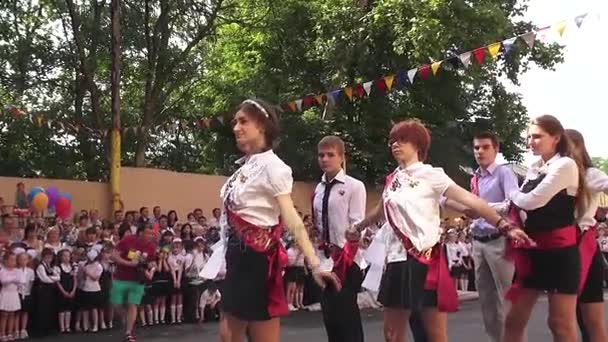 Odessa, Ukraine - 30 May 2014: Beautiful elegant children school children at a ceremony celebrating the school holidays. School bell — Stock Video
