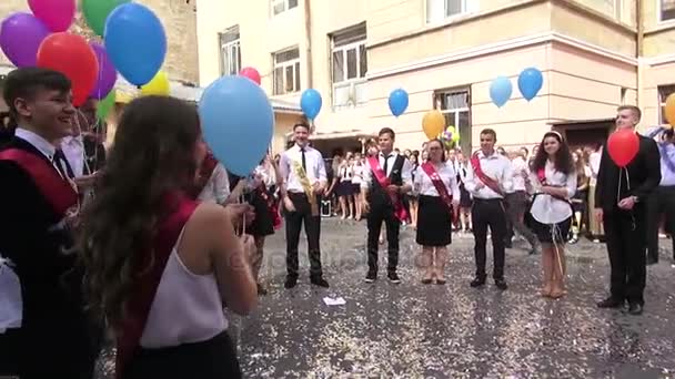Odessa, Ukraine - 30 May 2014: Beautiful elegant children school children at a ceremony celebrating the school holidays. School bell — Stock Video