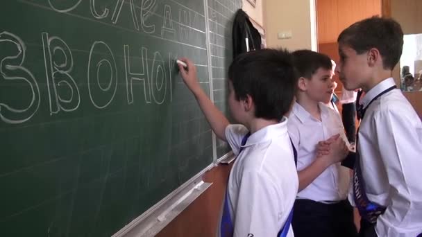 乌克兰敖德萨-2014 年 5 月 30 日： 学校儿童写在黑板上，庆祝毕业的一天。去年学校贝尔 — 图库视频影像